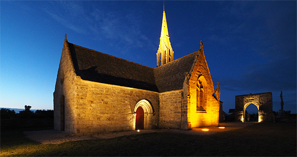 La chapelle de Penhors, éclairée en été