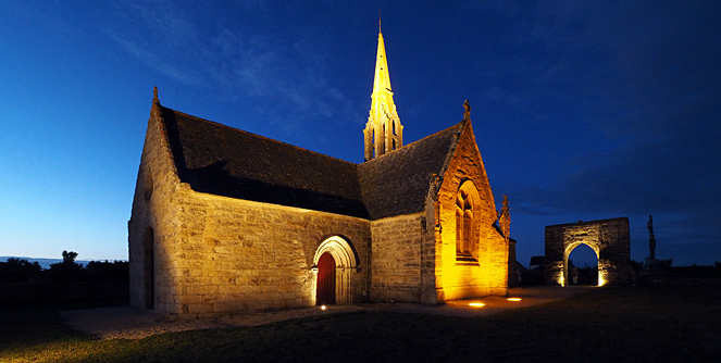 La chapelle de Penhors éclairée