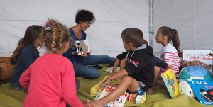 Lire... Les pieds dans le sable